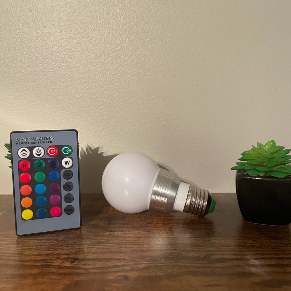 Color changing LED light bulb - Picture 3 of 3